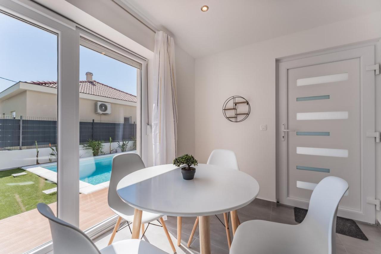 Bernie Apartments With A Pool Zadar Buitenkant foto