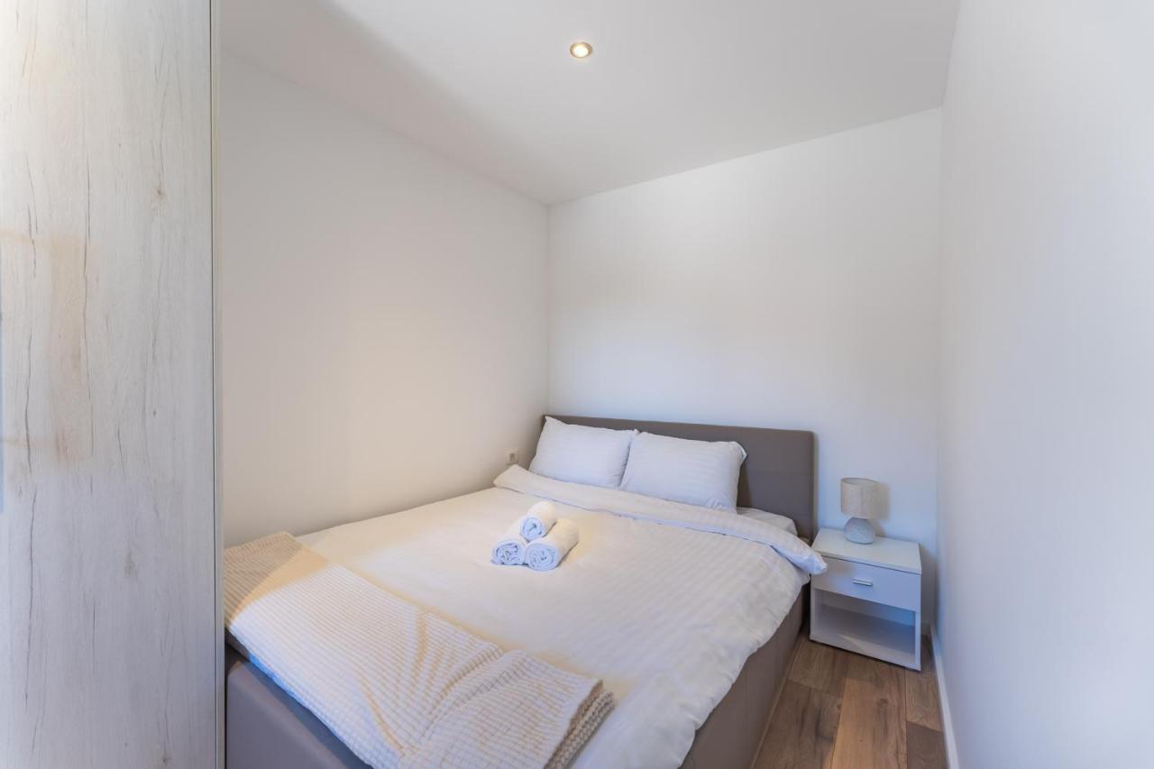 Bernie Apartments With A Pool Zadar Buitenkant foto