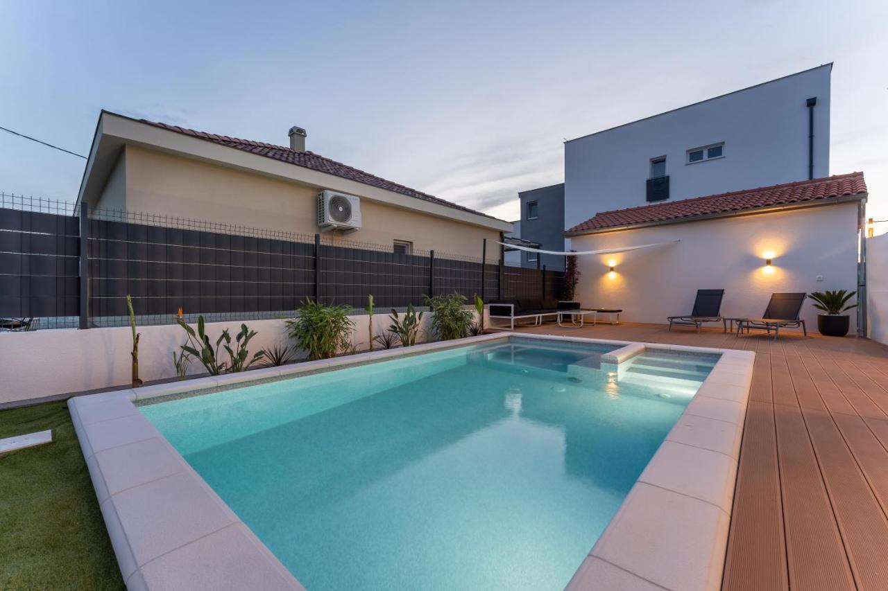 Bernie Apartments With A Pool Zadar Buitenkant foto