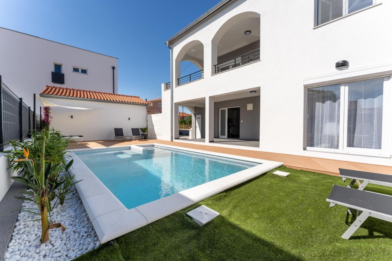 Bernie Apartments With A Pool Zadar Buitenkant foto